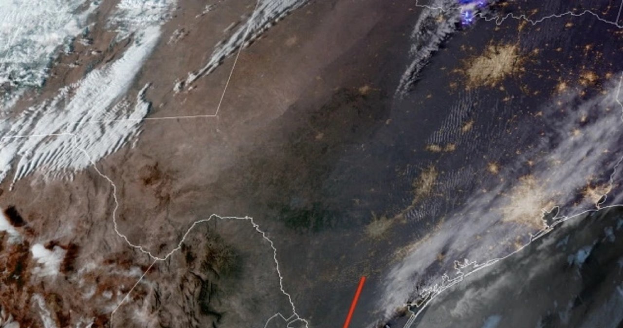 Zdjęcie NASA zrobione z satelity GOES-16 zawiera rozbłysk pokazujący wejście meteoru w ziemską atmosferę. Eksperci NASA zaznaczyli miejsce czerwoną strzałką / zdjęcie: NASA - satelita GOES-16 /domena publiczna