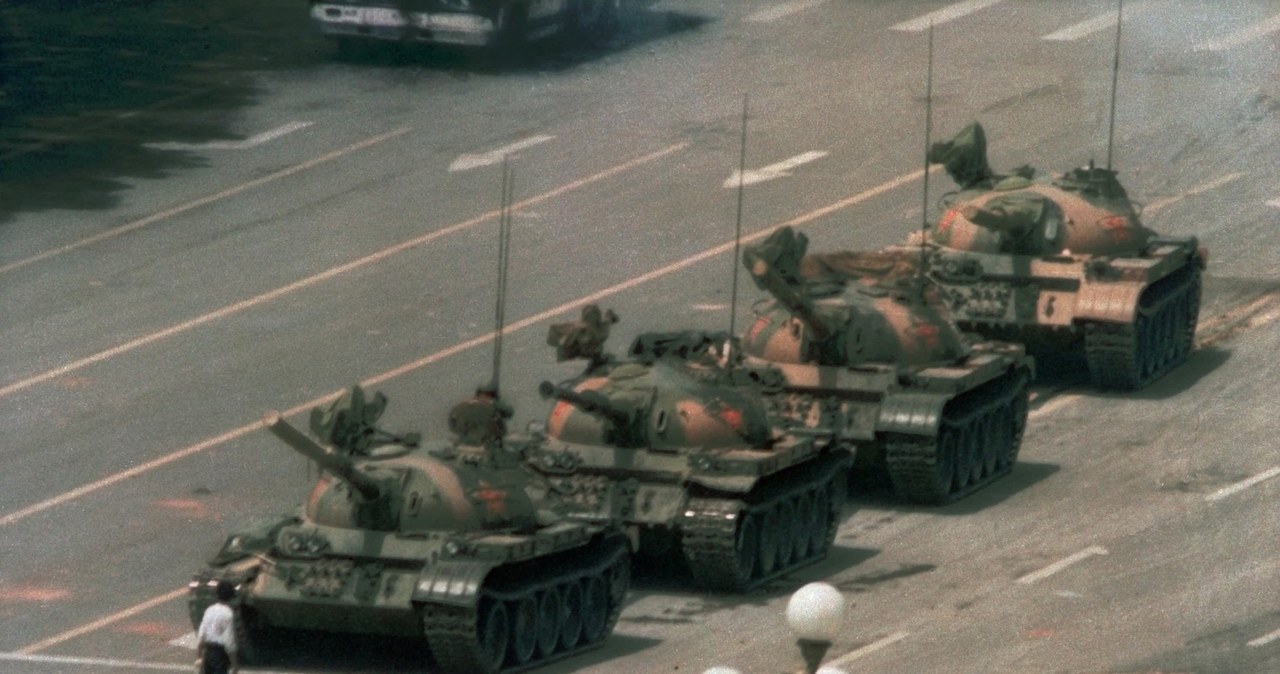 Zdjęcie Nieznanego Buntownika zastępującemu drogę kolumnie czołgów stało się symbolem oporu wobec władzy /123RF/PICSEL