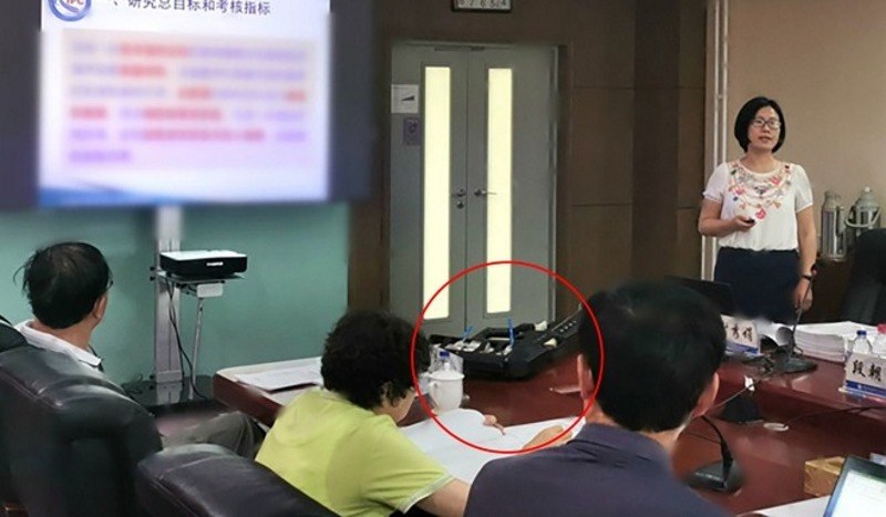 Zdjęcie opublikowane przez Chińską Akademię Nauk, na stole widać prototyp broni sonicznej. Fot. ChAN/inkstonenews /materiały prasowe
