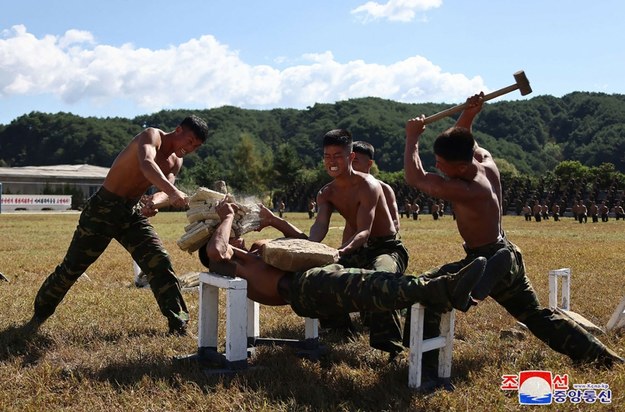 Zdjęcie opublikowane przez oficjalną Koreańską Centralną Agencję Informacyjną (KCNA) Korei Północnej przedstawiające żołnierzy biorących udział w szkoleniu w bazie sił operacji specjalnych Koreańskiej Armii Ludowej. 02.10.2024 r. /KCNA VIA KNS / AFP /East News