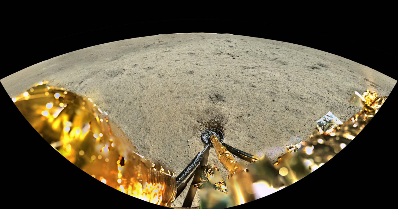 Zdjęcie panoramiczne obszaru, skąd lądownik Chang'e 6 pobrał próbki po ciemnej stronie Księżyca. /CNSA/Lunar Exploration Project/SegerYu /materiały prasowe