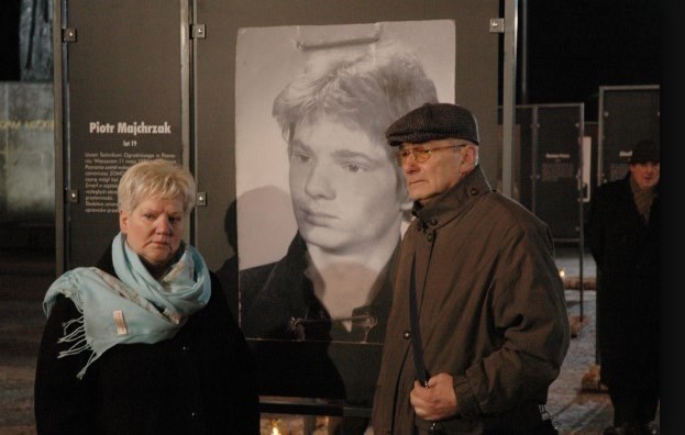 Zdjęcie Piotra Majchrzaka na wystawie "Ofiary stanu wojennego", obok rodzice /IPN