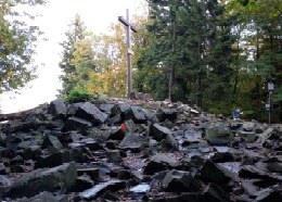 Zdjęcie piramidy na Łysicy z opracowania „Wykaz zabytkowych obiektów geodezyjnych” sporządzonego przez Pana Mariusza Meusa. /Główny Urząd Geodezji i Kartografii  /Facebook