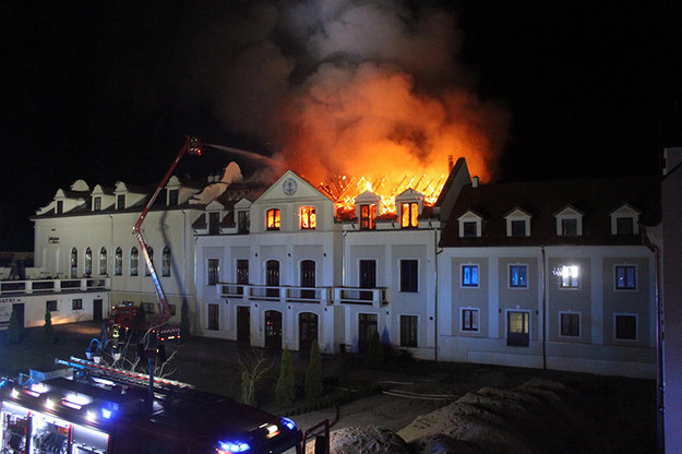 Zdjęcie płonącego poddasza Domu Pielgrzyma w Kodniu /fot. M. Szwarc OMI /