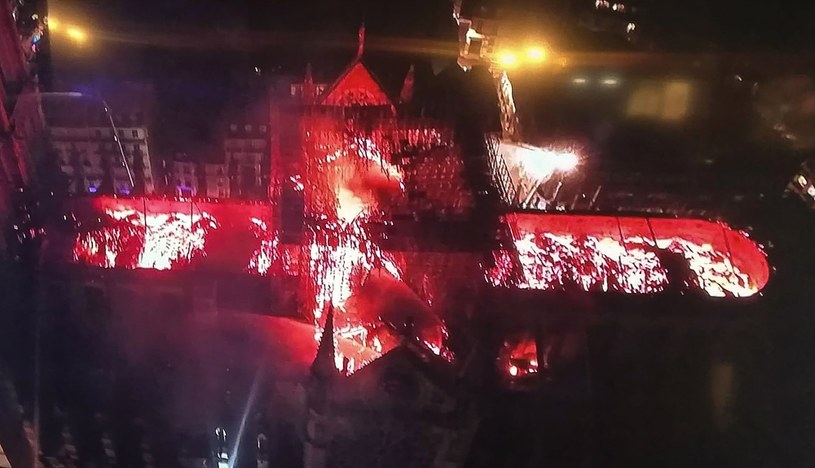 Zdjęcie płonącej katedry /AFP