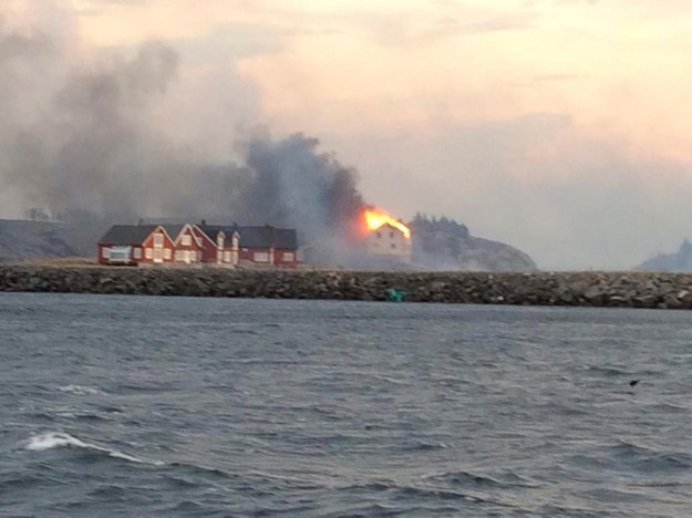 Zdjęcie płonących budynków zrobione od strony morza /Redningsskoyta Harald V /PAP/EPA