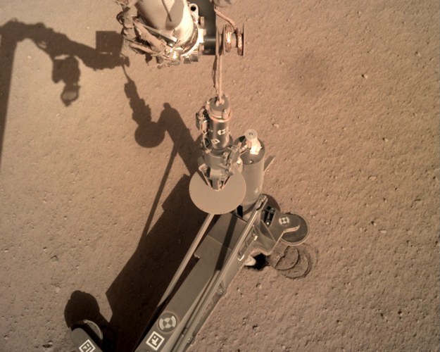 Zdjęcie podnoczonej struktury podtrzymującej, wykonane z pomocą kamery IDC (Instrument Deployment Camera). Poniżej widać końcówkę Kreta. / NASA/JPL-Caltech /Materiały prasowe
