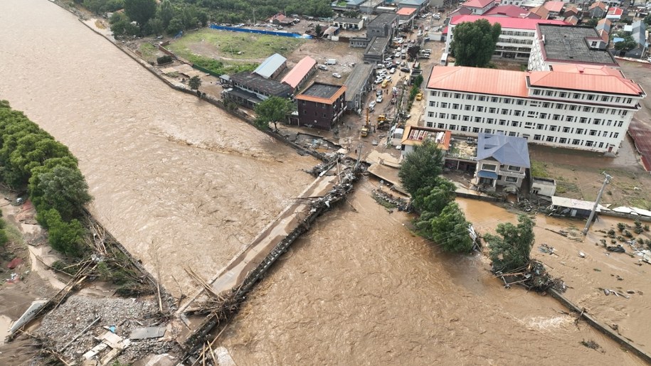 Zdjęcie pokazujące wysoki poziom rzeki w miejscowości Xiaying /XINHUA / Li Ran /PAP/EPA