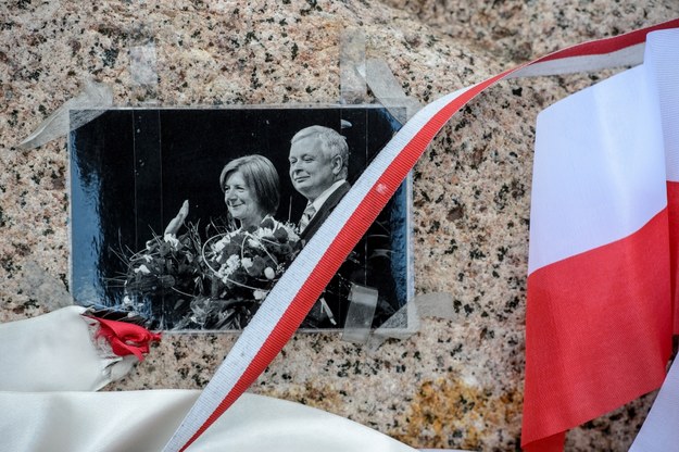 Zdjęcie polskiej pary prezydenckiej na pamiątkowym głazie na miejscu katastrofy samolotu prezydenckiego /Wojciech Pacewicz /PAP