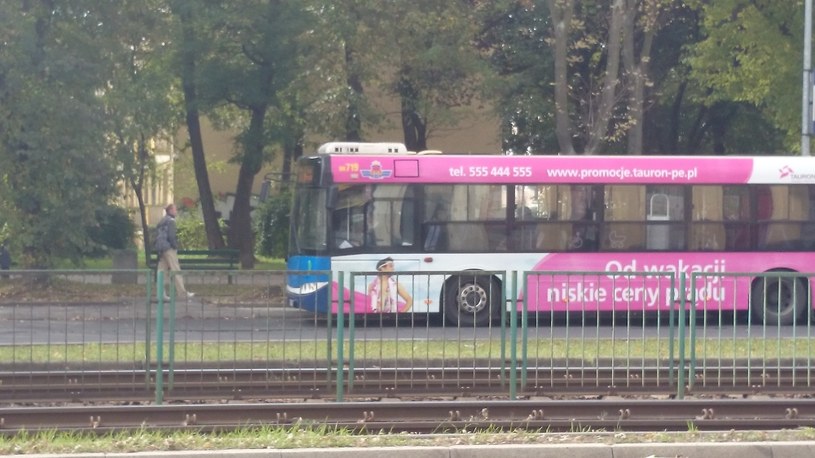 Zdjęcie poruszającego się autobusu wykonane po zbliżeniu /INTERIA.PL
