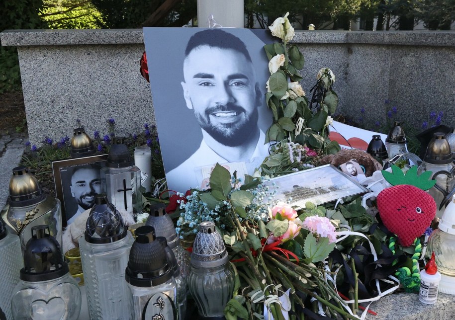 Zdjęcie posła Łukasza Litewki przed Sejmem /Aneta Walczewska /East News