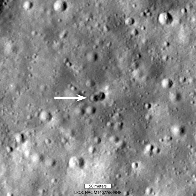 Zdjęcie powierzchni Księżyca z zaznaczonym miejscem uderzenia fragmentu chińskiej rakiety /NASA/Goddard/Arizona State University /