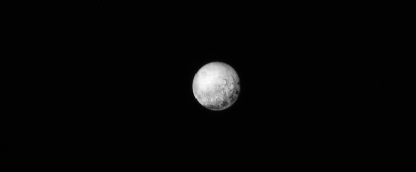 Zdjęcie przedstawia powierzchnię Plutona, która zawsze zwrócona jest w stronę jego największego księżyca - Charona /NASA