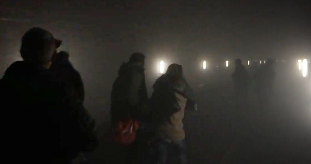 Zdjęcie przedstawiające ewakuację brukselskiego metra tuż po dokonanych zamachach /AFP
