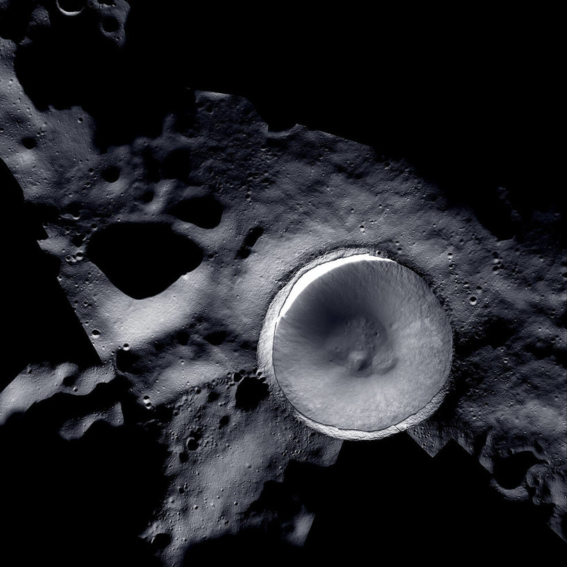 Zdjęcie przedstawiające krater Shackletona / Mosaic created by LROC (Lunar Reconnaissance Orbiter) and ShadowCam teams with images provided by NASA/KARI/ASU /domena publiczna