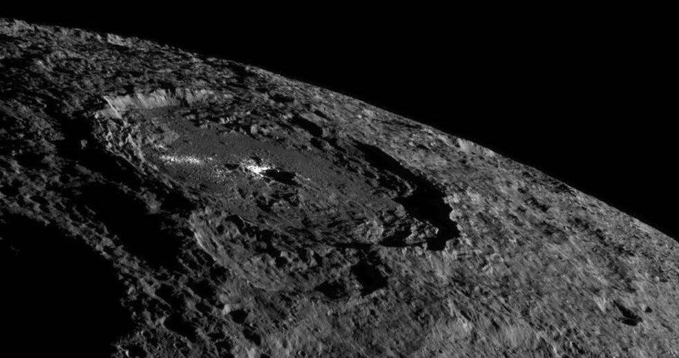 Zdjęcie przedstawiające obszar leżący w pobliżu Krateru Occator wykonane przez sondę Dawn w październiku /NASA