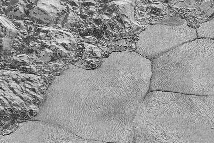 Zdjęcie przedstawiające powierzchnię Plutona z bliska /NASA