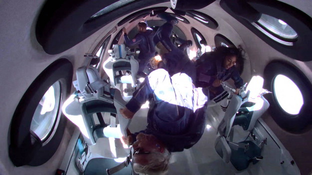 Zdjęcie przedstawiające załogę SpaceShip Two Unity 22, w tym Richarda Bransona, podczas lotu /Abaca /PAP/Abaca