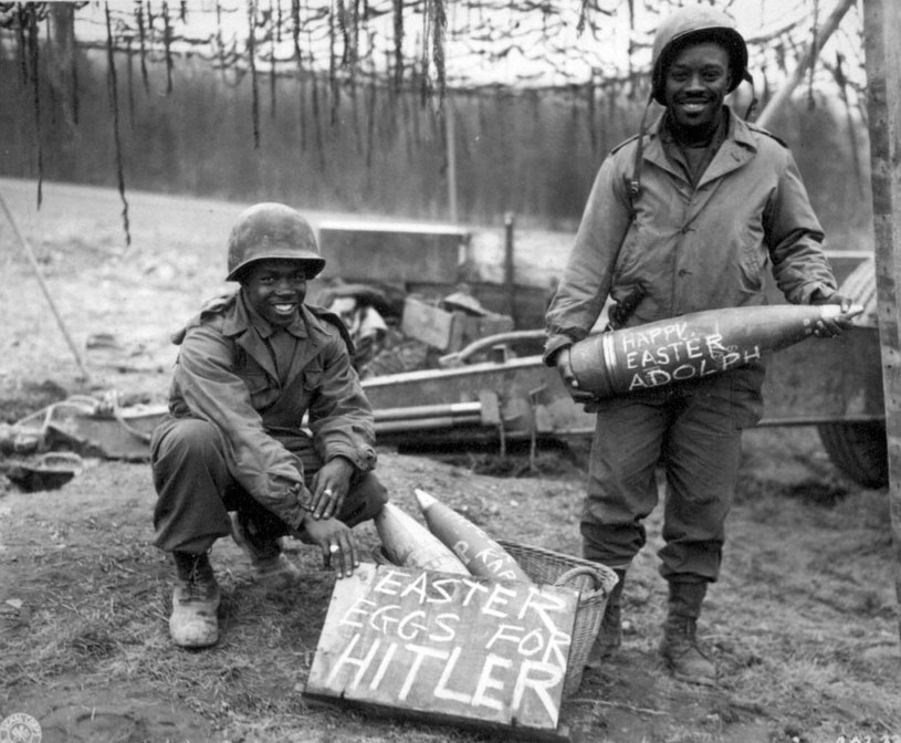 Zdjęcie przedstawiające żołnierzy pociskami podpisanymi świąteczne jaja dla Hiltera /Wikipedia