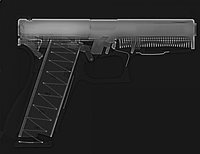 Zdjęcie rentgenowskie Glocka na dowód, że Bruce Willis blefował, że są niewidzialne / fot. modernfirearms.net /