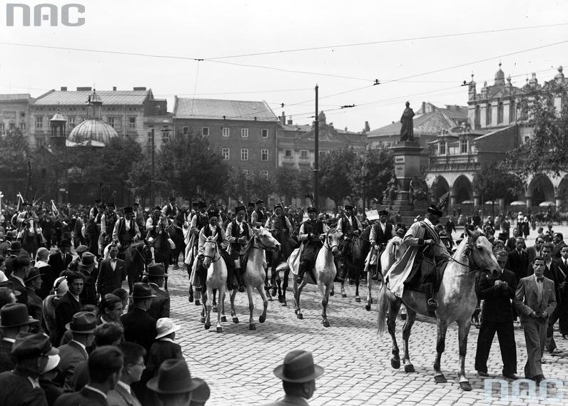 Zdjęcie Rynku Głównego z 1934 roku. Święto dorożkarzy w Krakowie /Z archiwum Narodowego Archiwum Cyfrowego