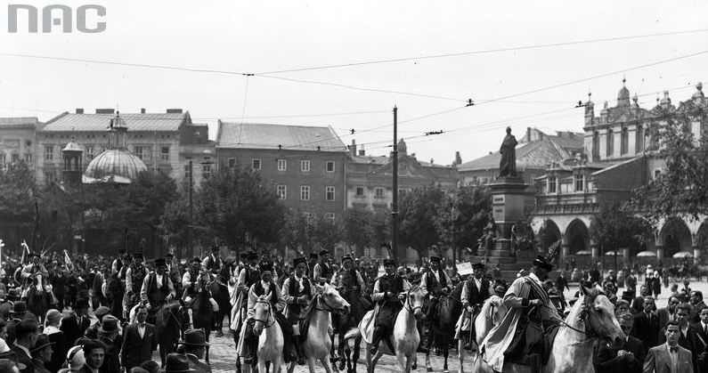 Zdjęcie Rynku Głównego z 1934 roku. Święto dorożkarzy w Krakowie /Z archiwum Narodowego Archiwum Cyfrowego