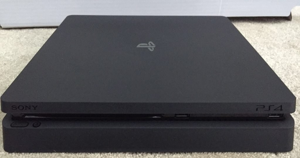 Zdjęcie rzekomej edycji PlayStation 4 Slim /materiały źródłowe