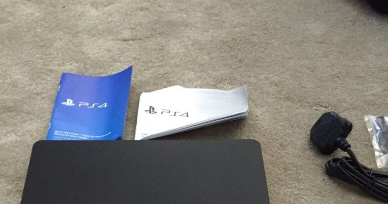 Zdjęcie rzekomej edycji PlayStation 4 Slim /materiały źródłowe