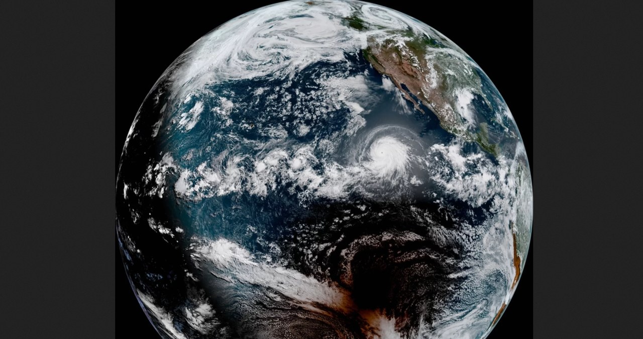 Zdjęcie satelitarne, na którym widać zarówno huragan Barbara, jak i cień Księżyca podczas zaćmienia Słońca /materiały prasowe