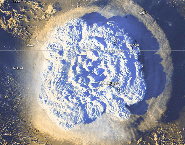Zdjęcie satelitarne po wybuchu podwodnego wulkanu na Pacyfiku u wybrzeży Tonga /TONGA METEOROLOGICAL SERVICES HANDOUT /PAP