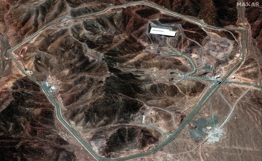 Zdjęcie satelitarne udostępnione przez firmę Maxar Technologies przedstawia zakład wzbogacania paliwa w Fordow /-/AFP/East News /East News