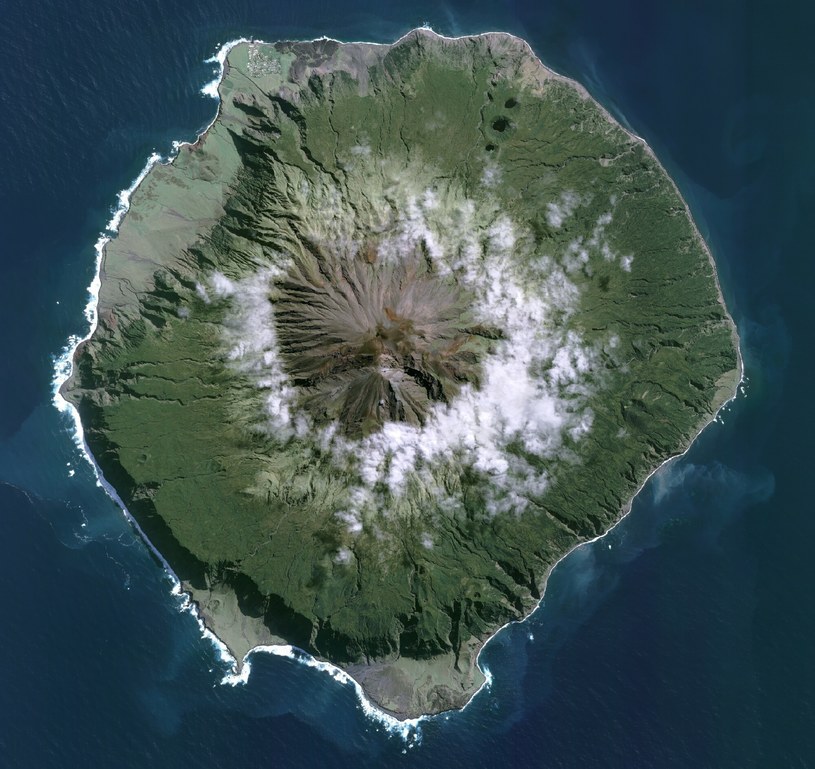 Zdjęcie satelitarne wulkanicznej wyspy Tristan da Cunha, brytyjskiego terytorium zamorskiego położonego na południowym Atlantyku. /AIRBUS DEFENCE AND SPACE/Science Photo Library /East News