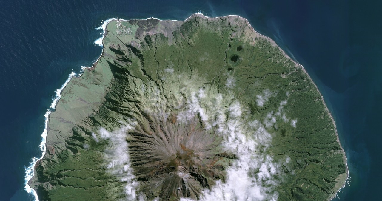 Zdjęcie satelitarne wulkanicznej wyspy Tristan da Cunha, brytyjskiego terytorium zamorskiego położonego na południowym Atlantyku. /AIRBUS DEFENCE AND SPACE/Science Photo Library /East News