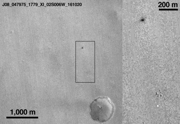 Zdjęcie śladu lądownika, wykonane 20 października 2016 roku przez sondę MRO /NASA/JPL-Caltech/MSSS /materiały prasowe
