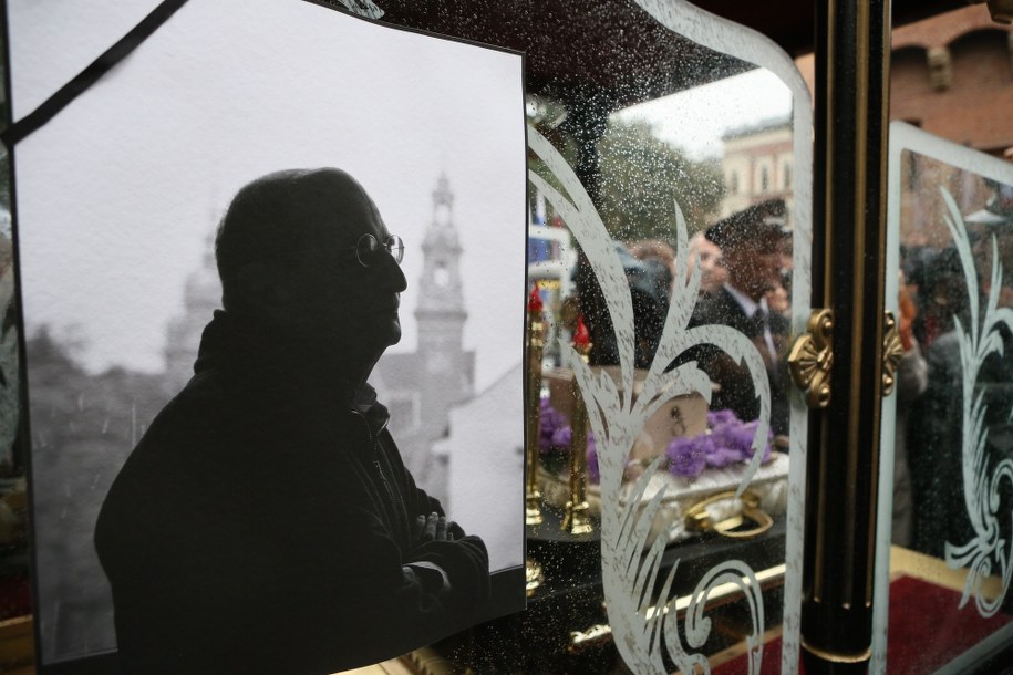 Zdjęcie Sławomira Mrożka na karawanie /Stanisław Rozpędzik /PAP