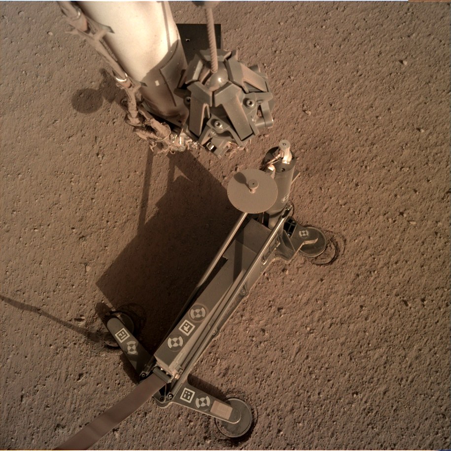 Zdjęcie sondy termicznej HP3 z Kretem wykonane 7 kwietnia. /NASA/JPL-Caltech /Materiały prasowe