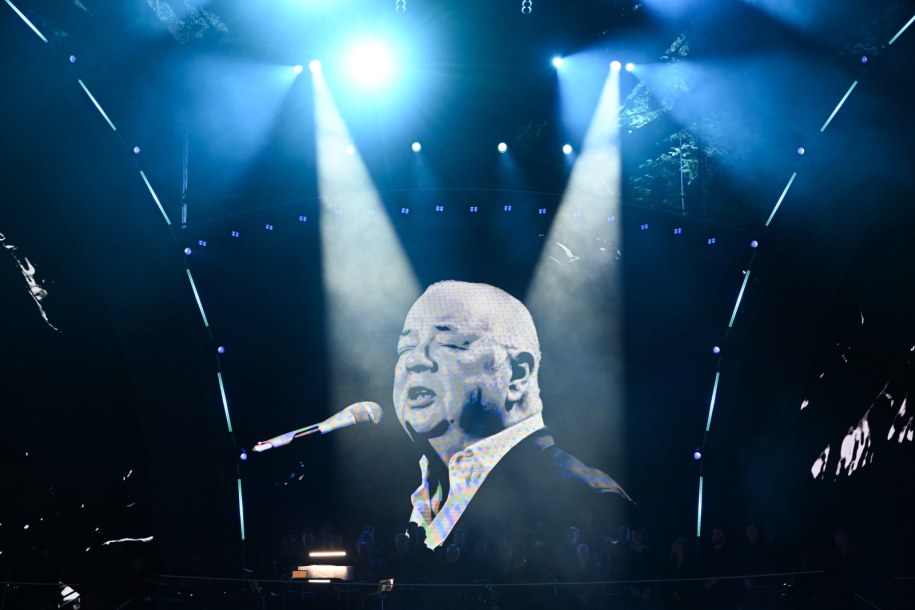 Zdjęcie Stanisława Soyki wyświetlane podczas koncertu "Orkiestra Mistrzom" w Operze Leśnej w Sopocie w czwartym dniu Top of The Top Sopot Festival 2025, /Andrzej Jackowski /PAP