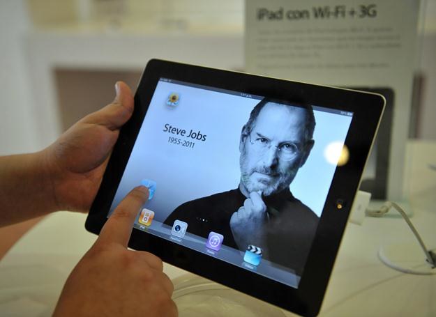 Zdjęcie Steve'a Jobsa (1955 - 2011) wyświetlane na iPadzie /AFP