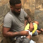 Zdjęcie taty zmieniającego dziecku pieluchę w męskiej toalecie hitem internetu