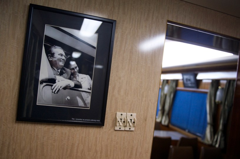 Zdjęcie Tito z żoną Jovanką w "niebieskim pociągu", którym przywódca podróżował po kraju /AFP