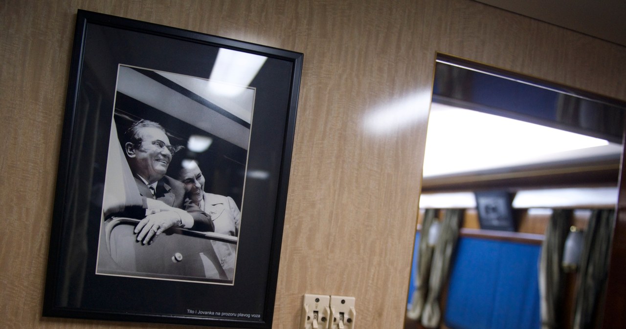 Zdjęcie Tito z żoną Jovanką w "niebieskim pociągu", którym przywódca podróżował po kraju /AFP