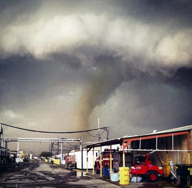 Zdjęcie tornado, które przeszło nad Sand Springs w stanie Oklahoma /ALIX CHIN /PAP/EPA