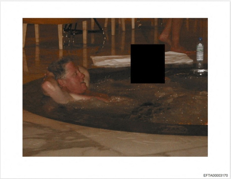 Zdjęcie udostępnione przez Departament Sprawiedliwości USA 19 grudnia 2025 r. Bill Clinton w jacuzzi w nieujawnionym miejscu. /HANDOUT/AFP/East News /East News