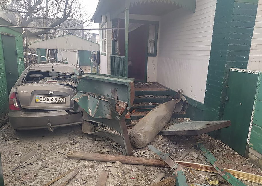 Zdjęcie udostępnione przez służbę prasową Państwowego Pogotowia Ratunkowego Ukrainy. Na zdjęciu bomba FAB-500 z rosyjskiego samolotu, który został zestrzelony w Czernihowie /State Emergency Service press service / HANDOUT /PAP/EPA