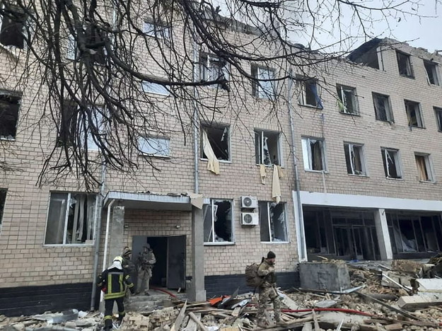 Zdjęcie udostępnione służbę prasową MSW Ukrainy przedstawia następstwa wybuchu na terenie budynku jednostki wojskowej w Kijowie /Interior Ministry press service HANDOUT /PAP/EPA