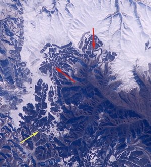 Zdjęcie ukazuje obszar Mongolii, ok. 200 km na północ od Pekinu. Strzałkami zaznaczono ledwie widoczne fragmenty WIelkiego Muru Chińskiego. Sam astronauta powiedział, że podczas robienia zdjęć nie był w stanie powiedzieć, czy widać na nich tę konstrukcję. Zdjęcie wykonano obiektywem o długości ogniskowej 180 mm.