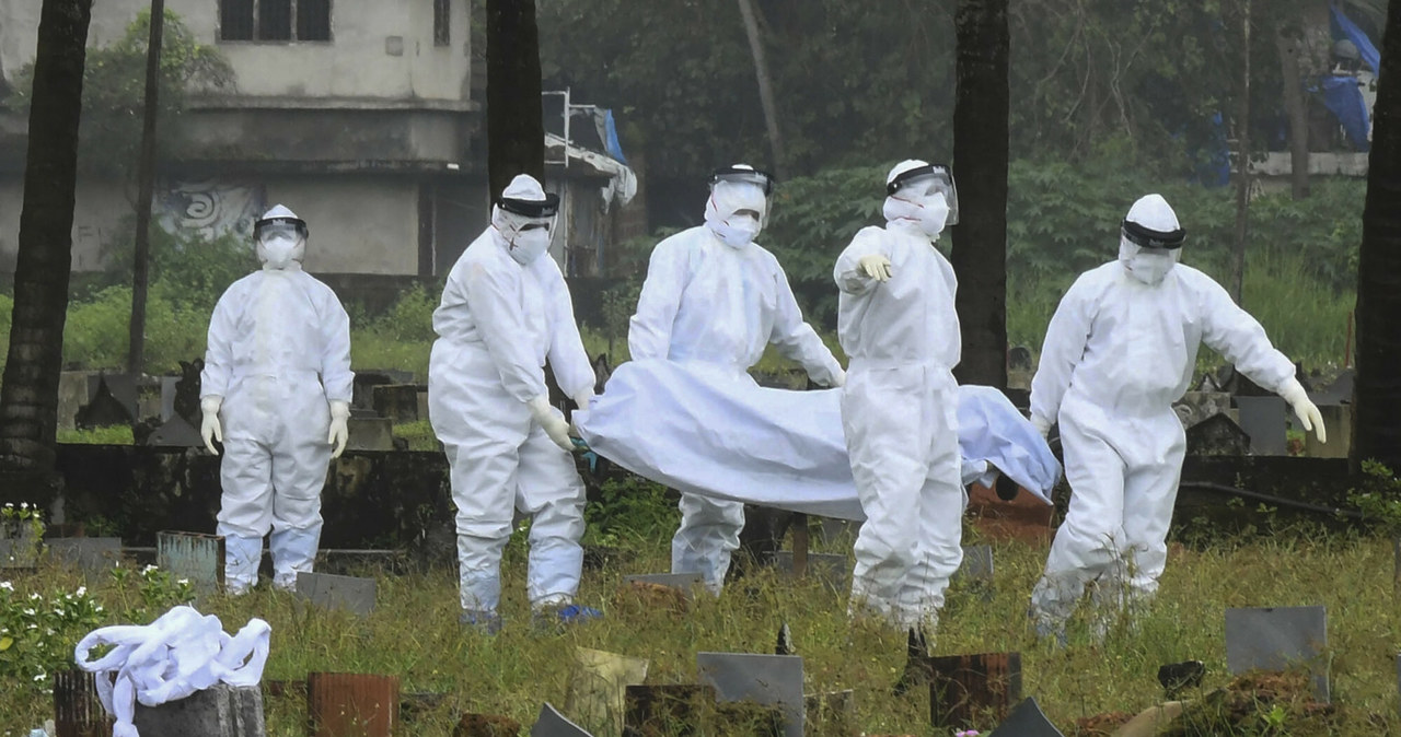 Zdjęcie ukazuje pogrzeb jednej z ofiar wirusa Nipah w Indiach - 12-letniego chłopca /AP Photo/Shijith. K /East News