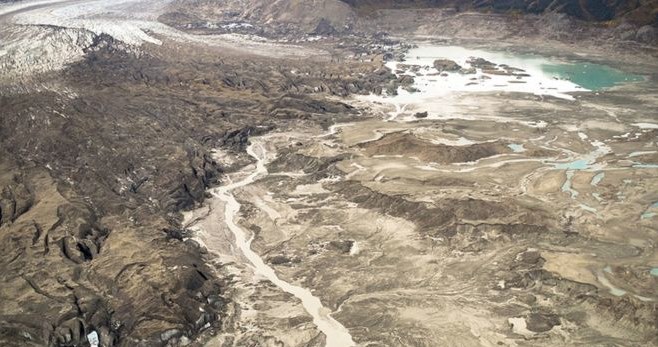 Zdjęcie ukazuje strumień z lodowca Kaskawulsh (z lewej strony), który kieruje świeżą wodę z jednej rzeki do drugiej /fot. Dan Shugar /materiały prasowe