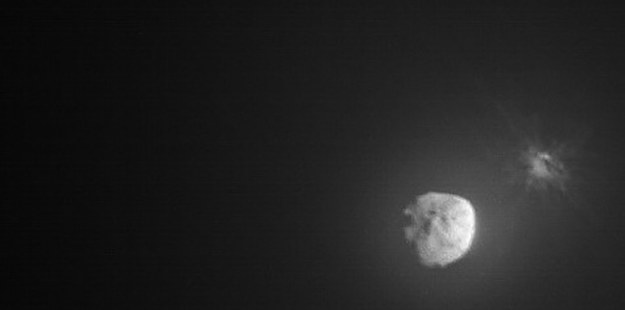 Zdjęcie układu Didymos - Dimorphos wykonane przez LICIACube kilka minut po uderzeniu sondy DART /ASI/NASA /Materiały prasowe