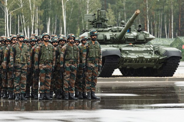 Zdjęcie ulotki udostępnione przez serwis prasowy Ministerstwa Obrony Rosji pokazuje, że indyjscy żołnierze uczestniczą w ceremonii otwarcia wspólnych rosyjsko-białoruskich ćwiczeń Zapad 2021. /RUSSIAN DEFENCE MINISTRY/HANDOUT /PAP/EPA